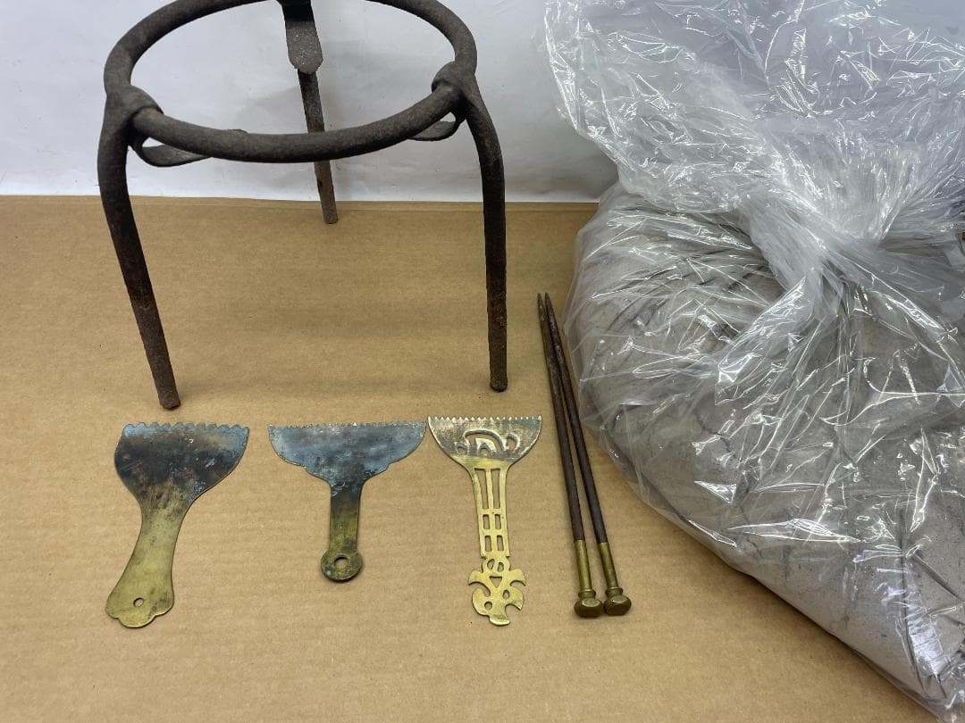 火鉢　付属品　炭5キロ程度　炭ならし　五徳　三つ足　　12c99.1