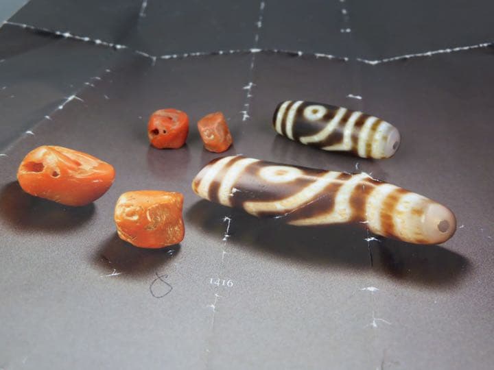 チべットの石製ビーズと珊瑚玉2個“勝さん専用“