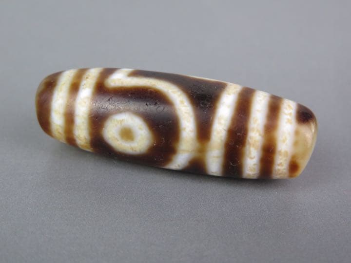 チべットの石製ビーズと珊瑚玉2個“勝さん専用“