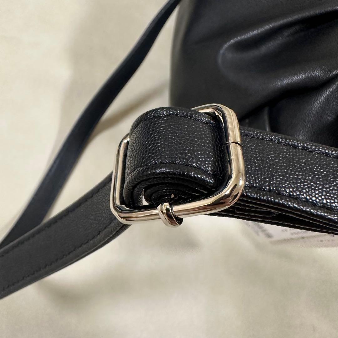 新品未使用 マリークワント デイジー ロゴ ショルダーバッグ 黒 大容量 人気