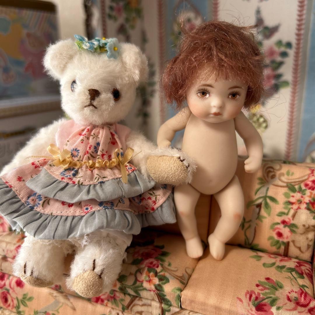 ビスクドール　うさぎの帽子の子