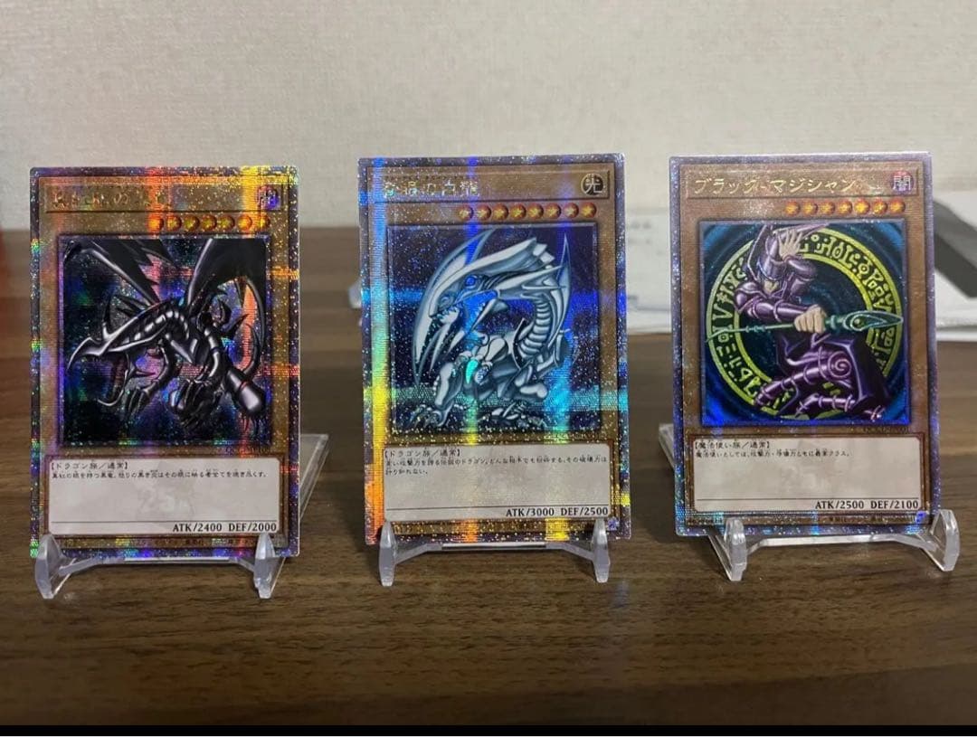 青眼の白龍、真紅眼の黒竜、ブラックマジシャン25thアジア3枚セットになります。