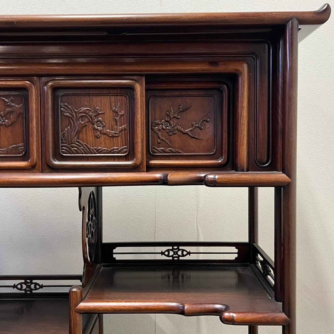 木製 茶棚 茶箪笥 戸棚 段違い 飾り棚 梅 松 透かし彫り アンティーク