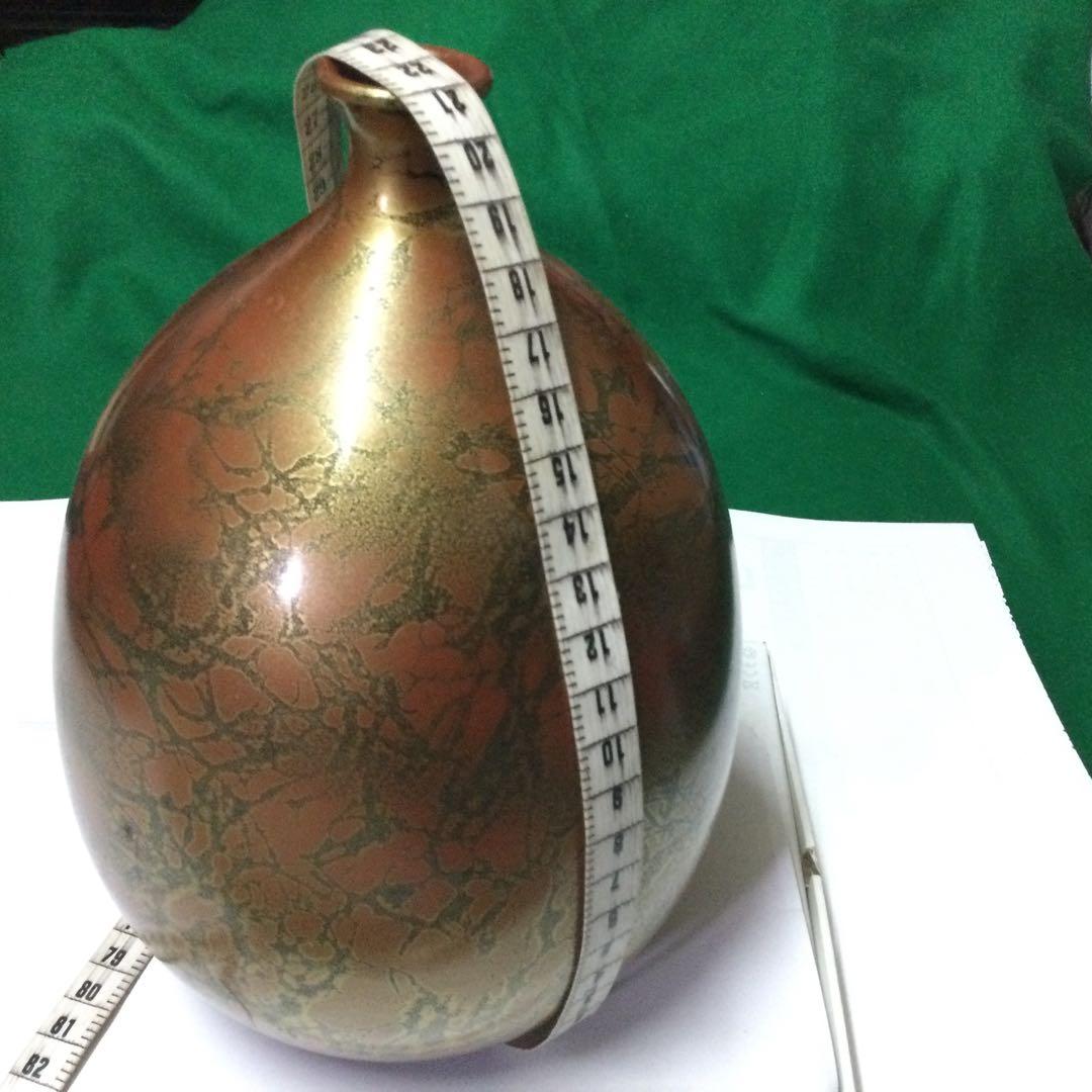 鉱物か?陶器か分かりません。