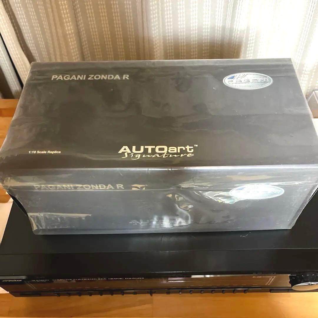 【絶版】オートアート，1/18パガーニゾンダ ホワイト（イタリアンストライプ）