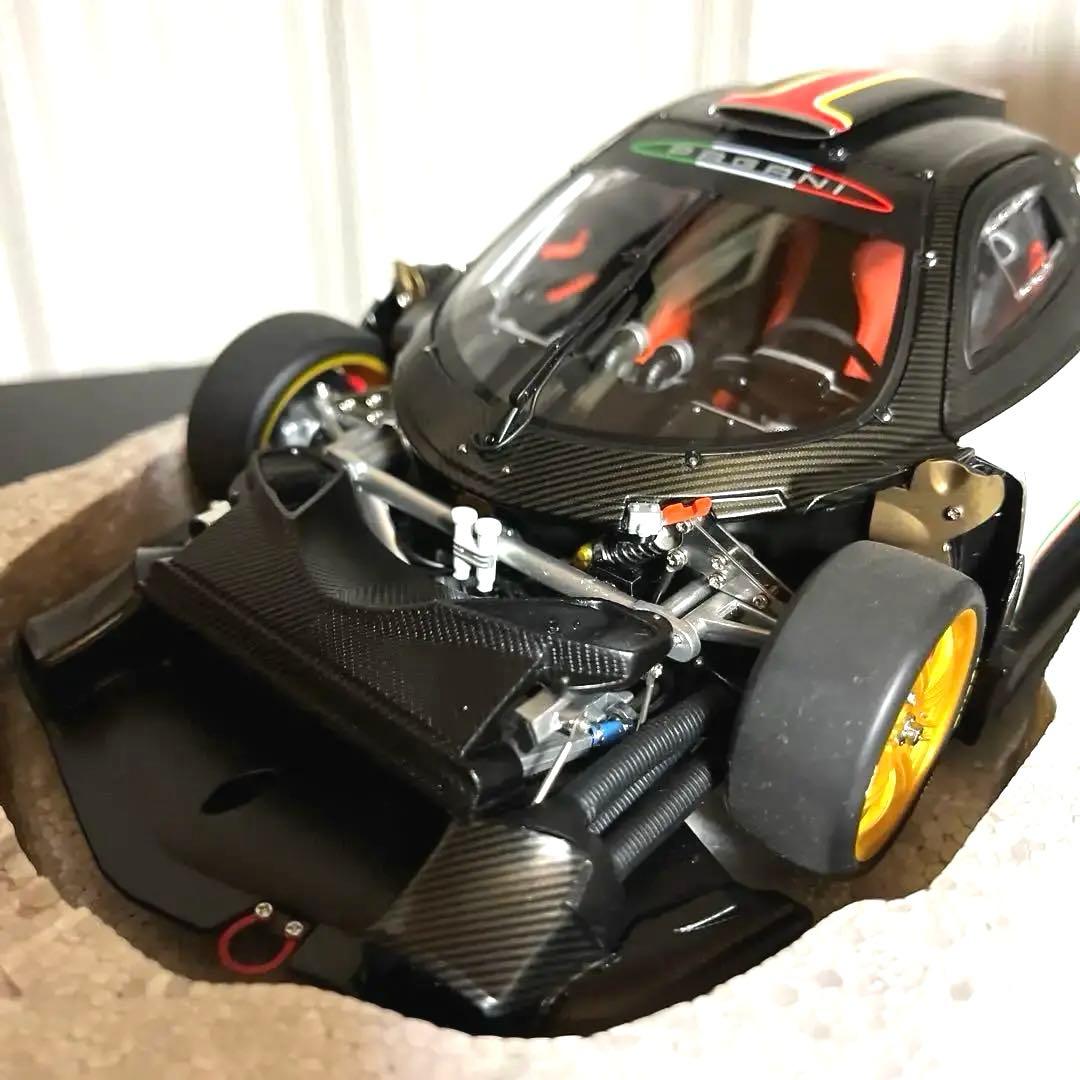 【絶版】オートアート，1/18パガーニゾンダ ホワイト（イタリアンストライプ）