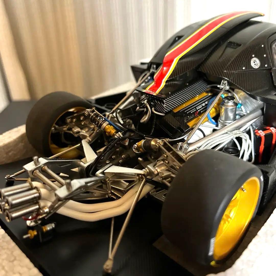 【絶版】オートアート，1/18パガーニゾンダ ホワイト（イタリアンストライプ）