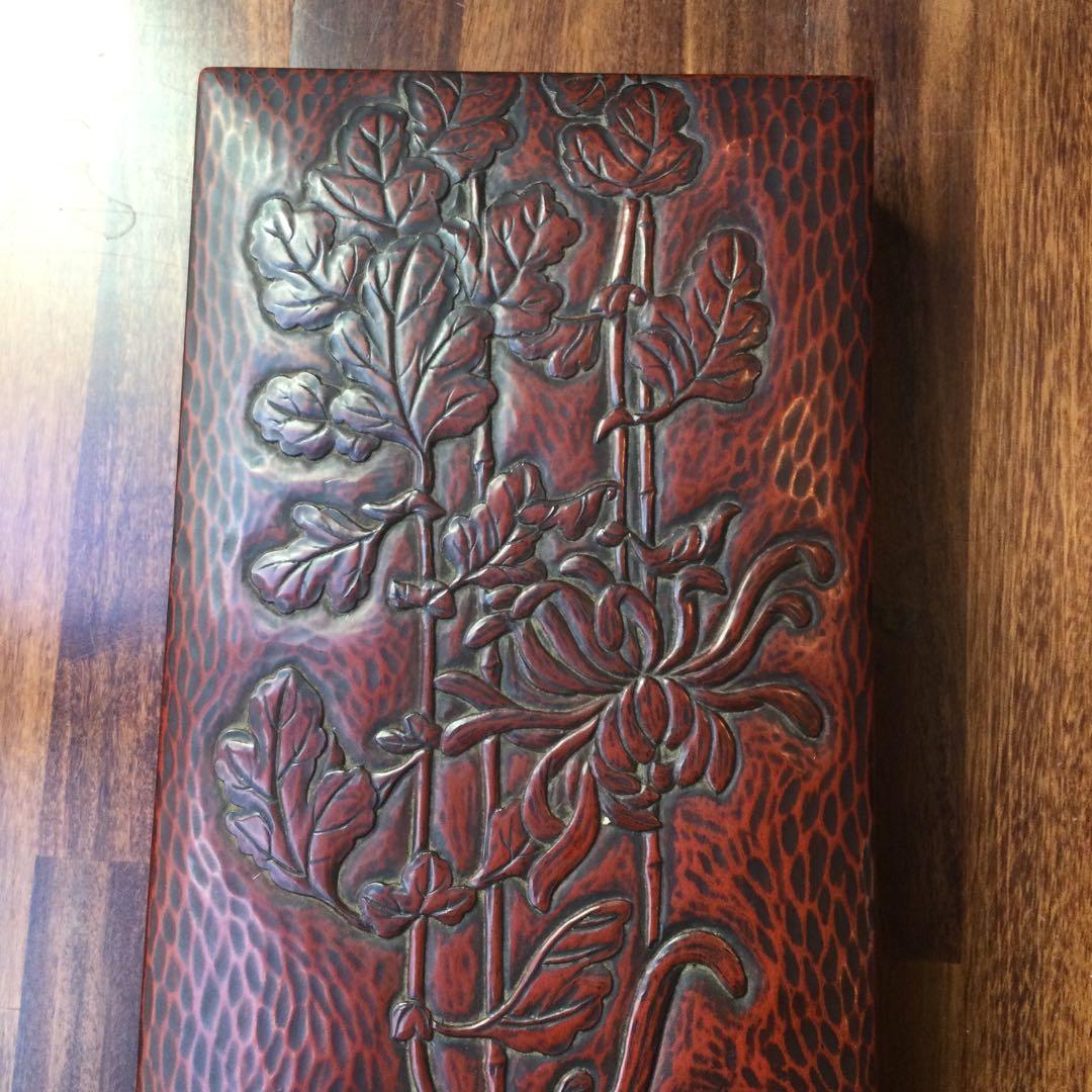 鎌倉彫の箱、菊彫刻施し