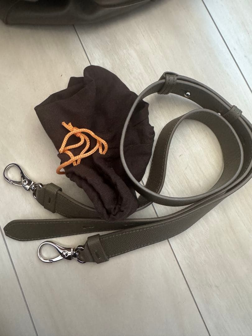 【TOD's】最終お値下げ本日限りオリーブグリーン レザートートバッグMサイズ