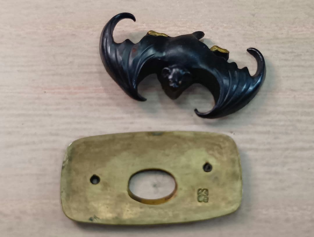 煙草入れ／蝙蝠前金具／在銘あり