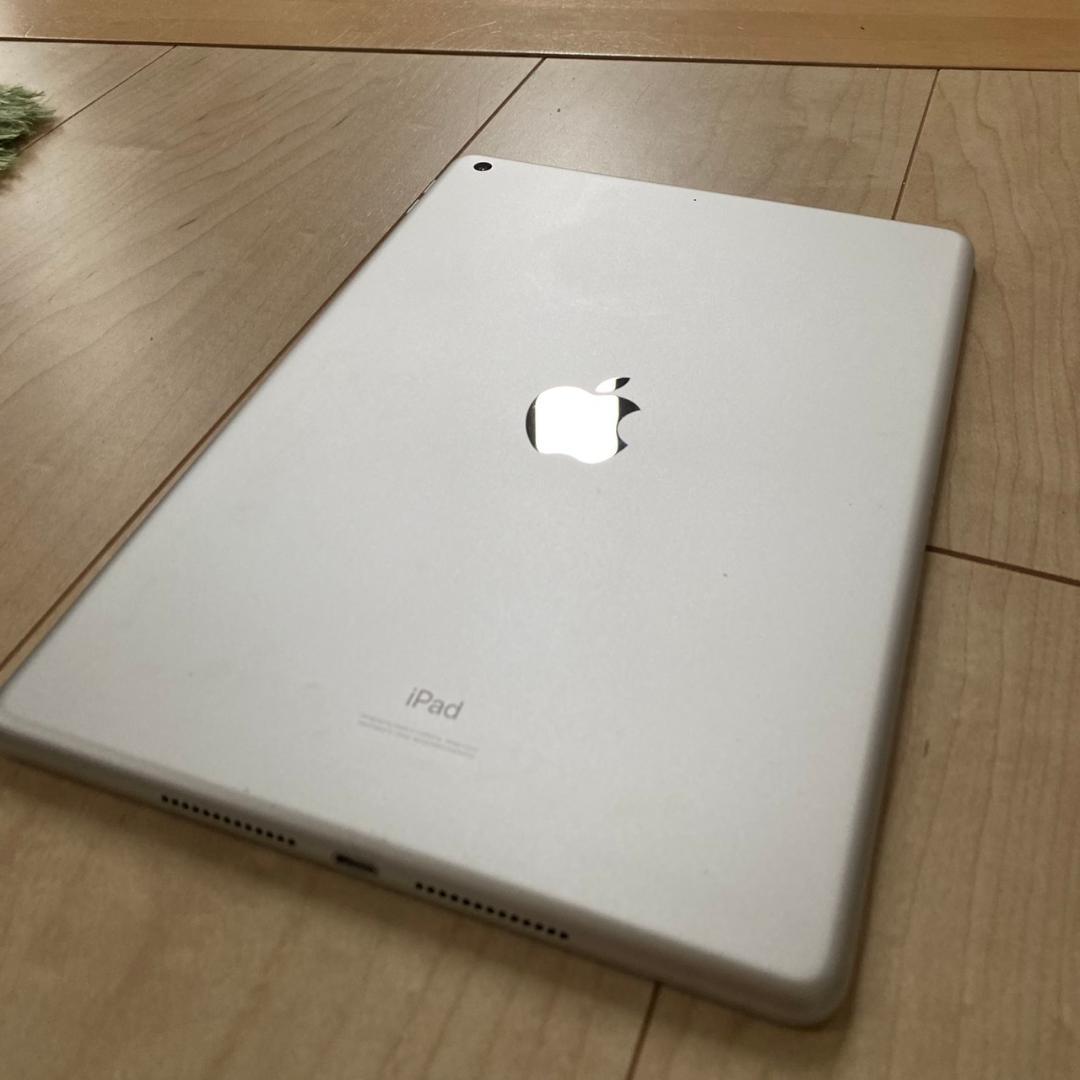 iPad 第7世代 10.2インチ 32GB シルバー 本体 カバー付き