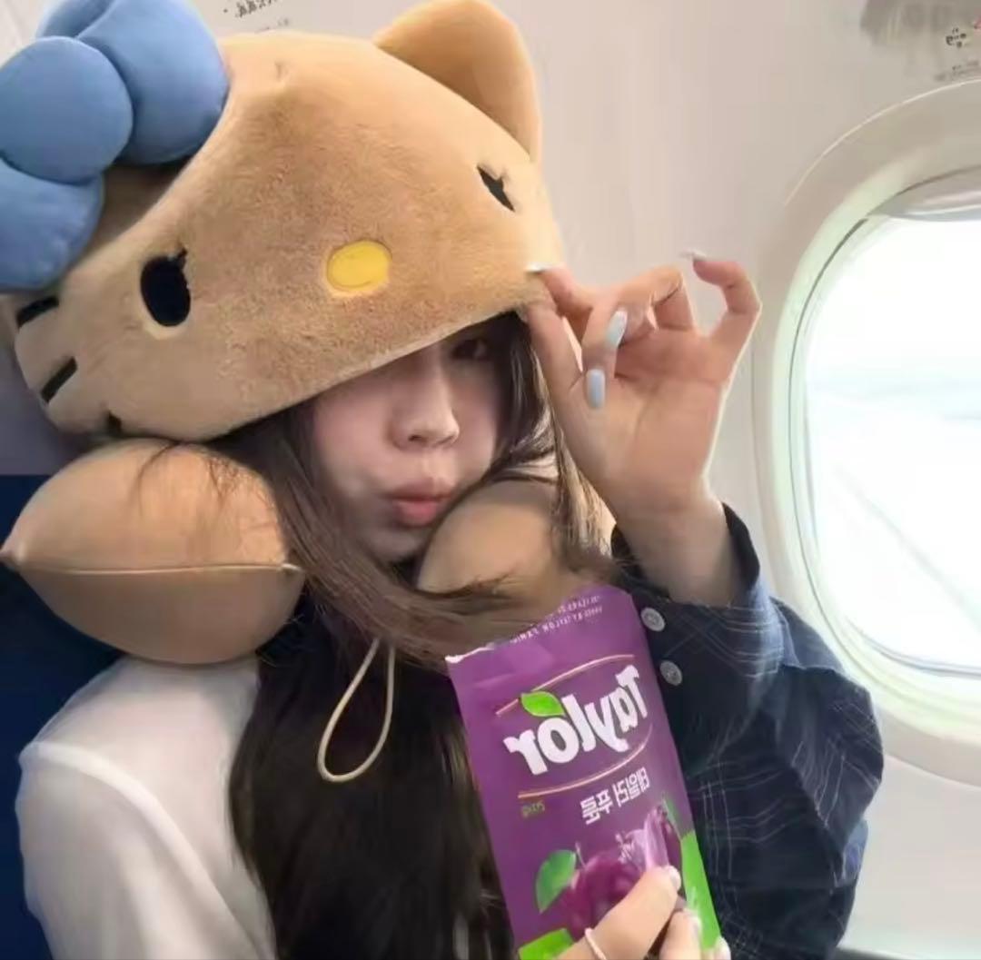 【即日発送】新品 日焼けキティ ネックピロー‬ 海外旅行 トラベル 日本未発売