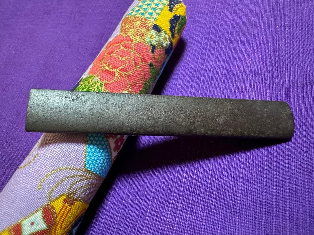 不世出の逸品　三顧礼図　無銘鉄元堂派　小柄　鉄地容彫金銀銅色絵象嵌（目貫笄鍔鐔拵