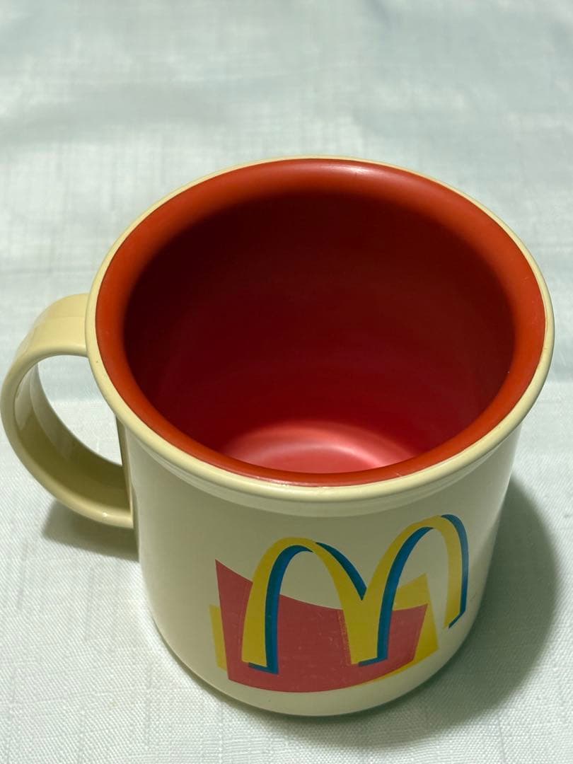 80年代/90年代の、黄色と青のゴールデンアーチロゴが入ったマクドナルド