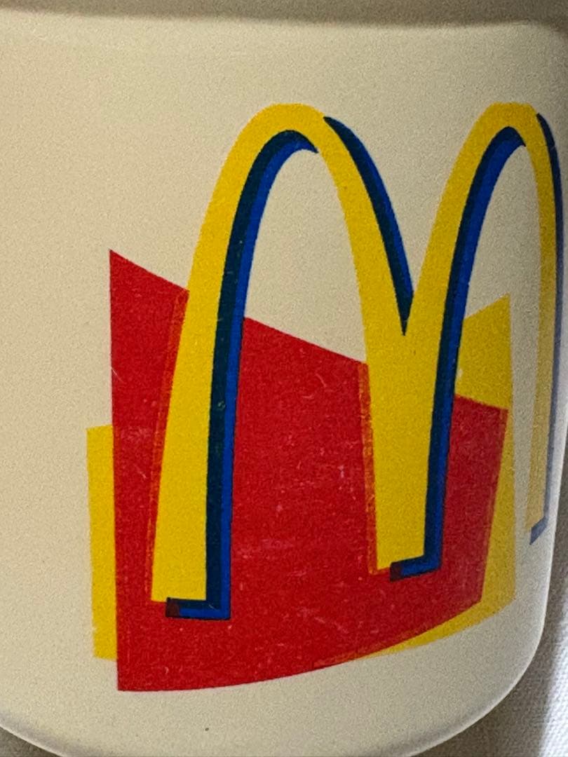 80年代/90年代の、黄色と青のゴールデンアーチロゴが入ったマクドナルド