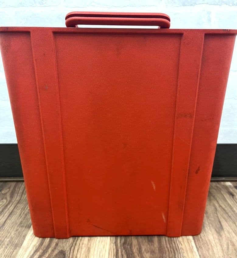 オリベッティ タイプライター 　赤いバケツ　A2