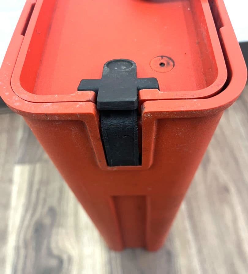 オリベッティ タイプライター 　赤いバケツ　A2