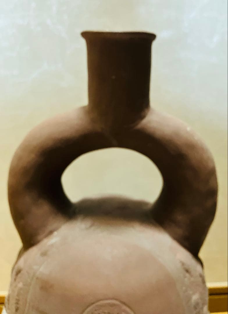 ペルー北海岸クピスニケ　クントゥル・ワシ遺跡の墓に副葬されていた鐙形土器レプリカ