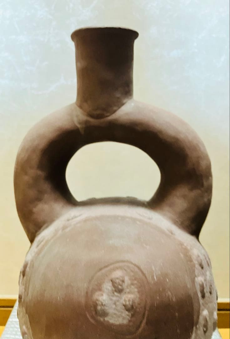 ペルー北海岸クピスニケ　クントゥル・ワシ遺跡の墓に副葬されていた鐙形土器レプリカ