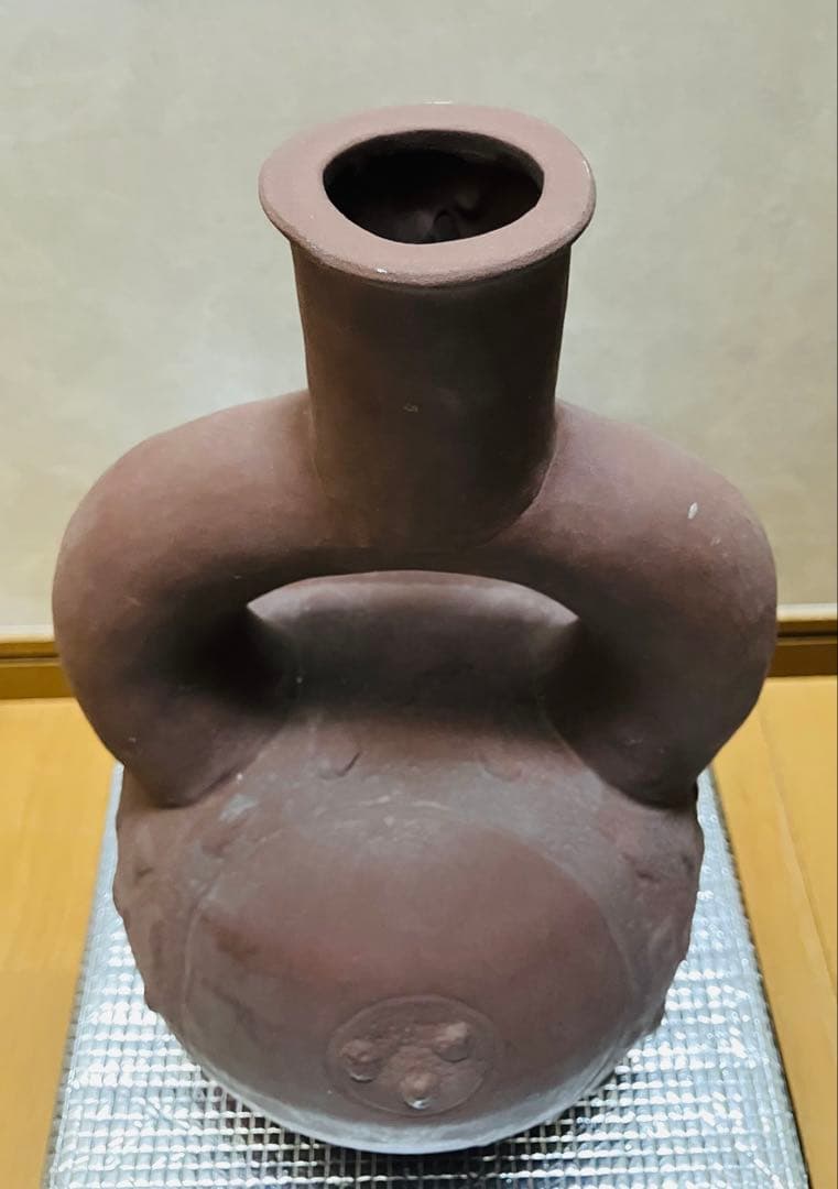 ペルー北海岸クピスニケ　クントゥル・ワシ遺跡の墓に副葬されていた鐙形土器レプリカ