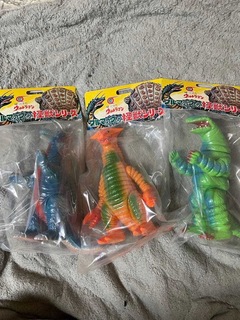 ヒ*デ様 ウルトラマン 怪獣フィギュア 3体セット　サドラデットン　キングザウル