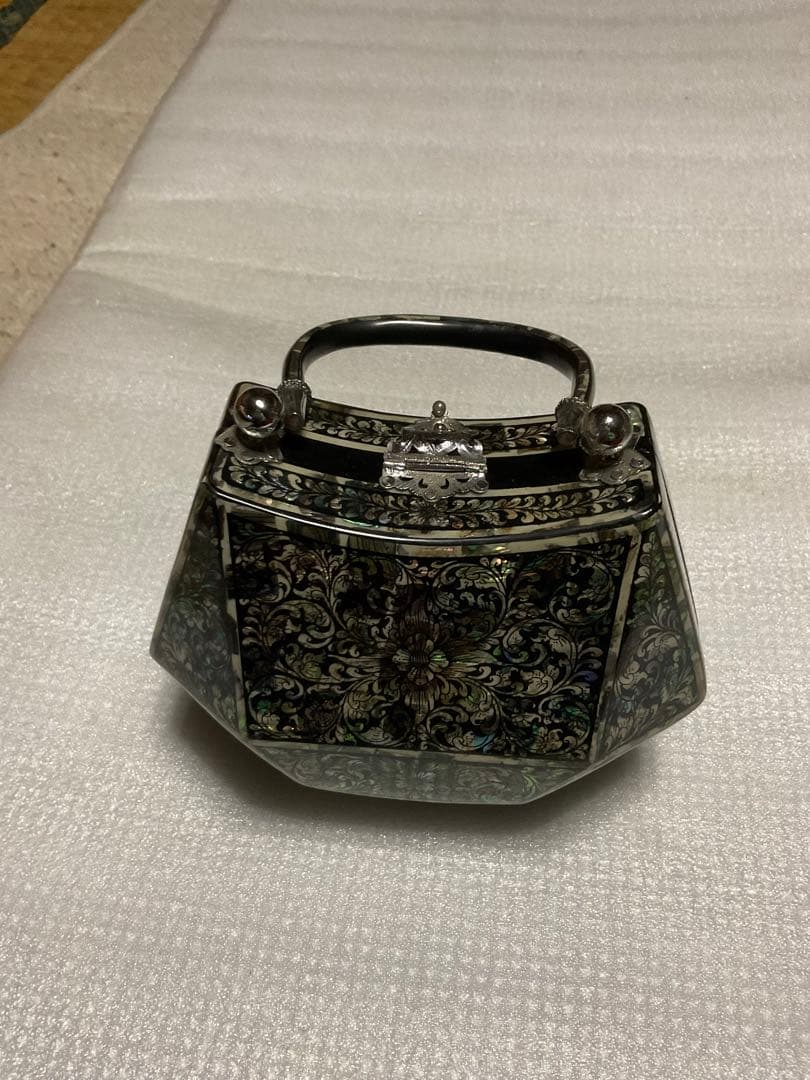 中国製／螺鈿バッグ。中古品。【ちょっとしたお出かけなどに　ファッションバッグ】。