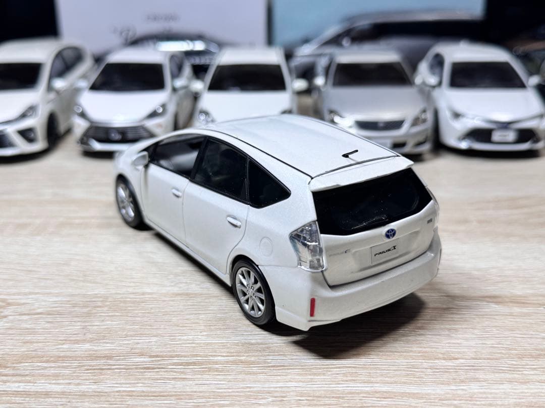 トヨタ カラーサンプル ミニカー 1/30 プリウスα ホワイトパール