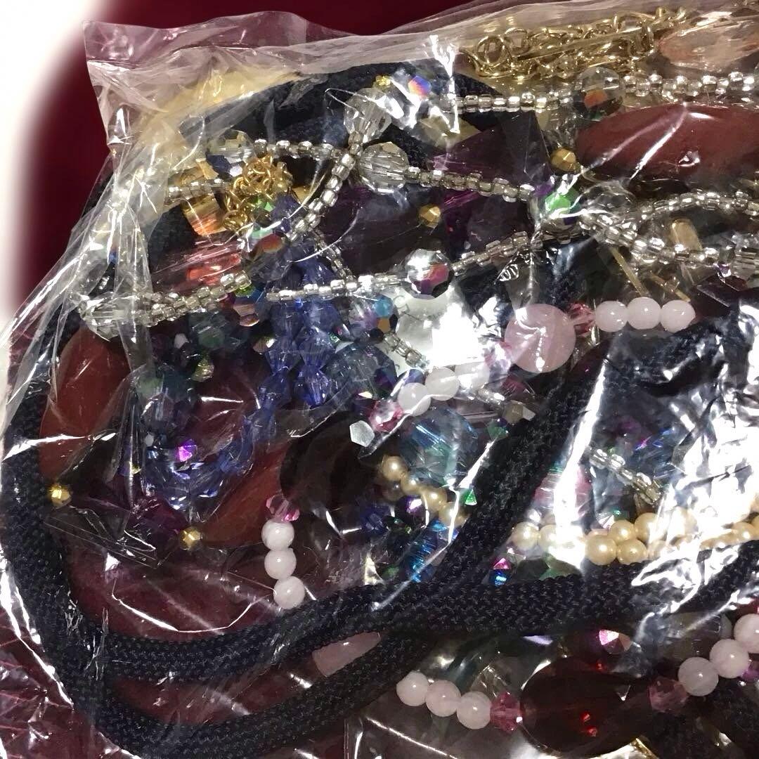 m*g様 ⭐️遺品・生前整理　アクセサリー　カラフルネックレス　大量まとめ売り⭐