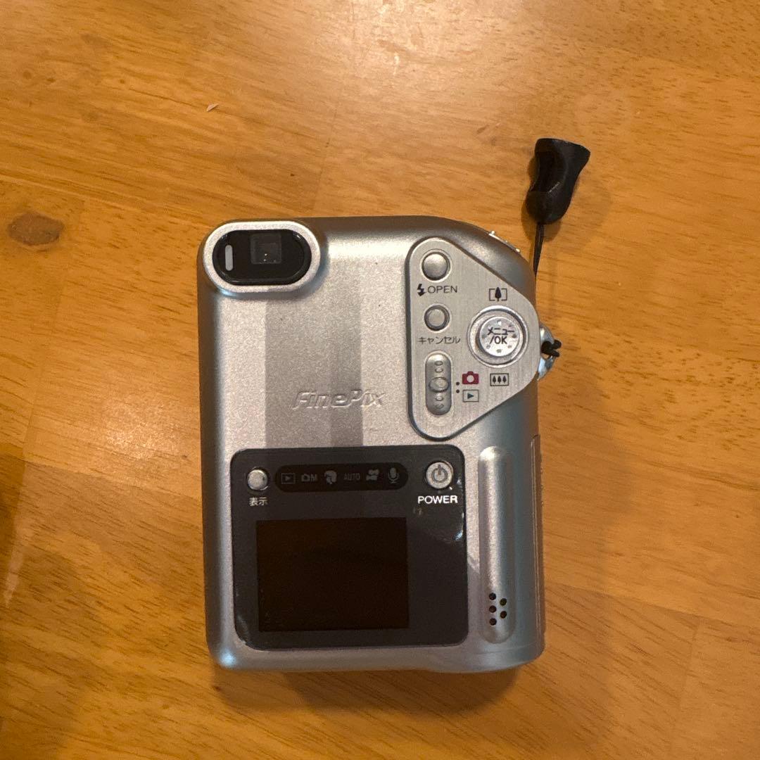 d*9様 Fujifilm FinePix F601 デジタルカメラ