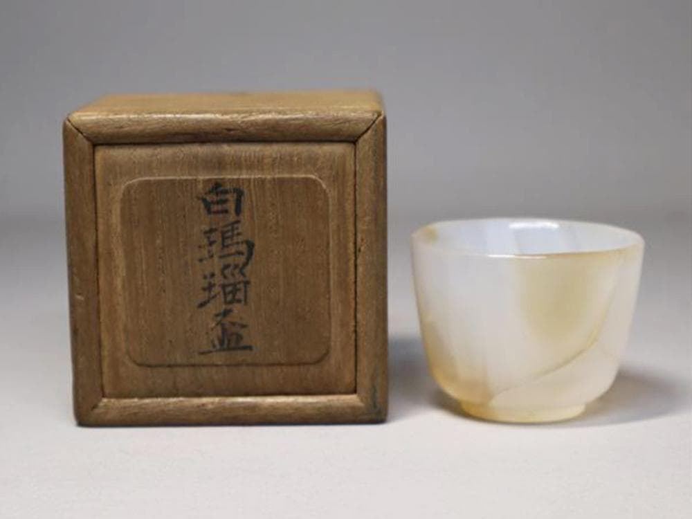 【玉】　★ 玉石 冰糖瑪瑙料小杯 ★　清朝期　整料彫刻 茶器酒器　文房珍玩