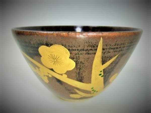 黒色金色花柄茶碗 木箱付き膳所焼 陽炎園「岩崎新定」造 金彩 梅