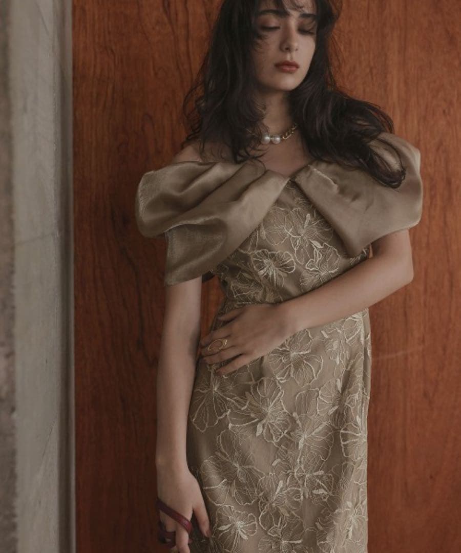 刺繍入りオフショルダーパーティードレス