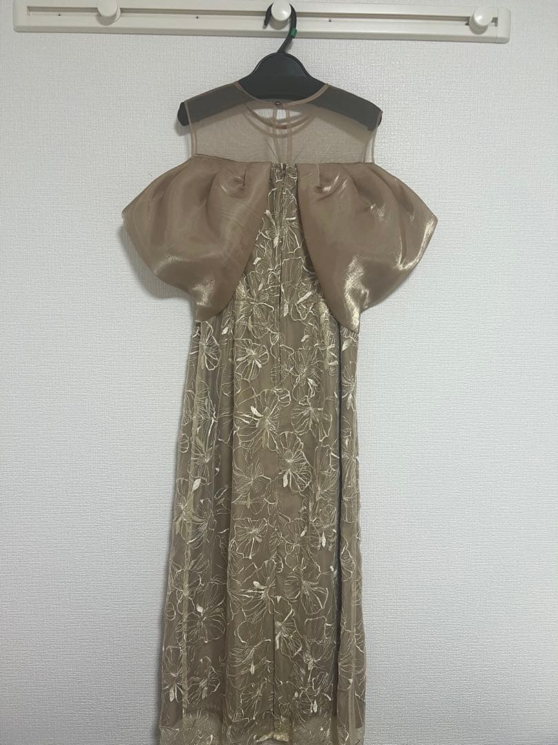 刺繍入りオフショルダーパーティードレス