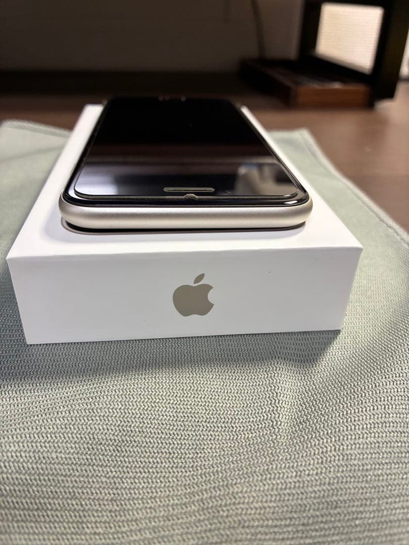 【sin】iPhone SE (第3世代) スターライト 128GB