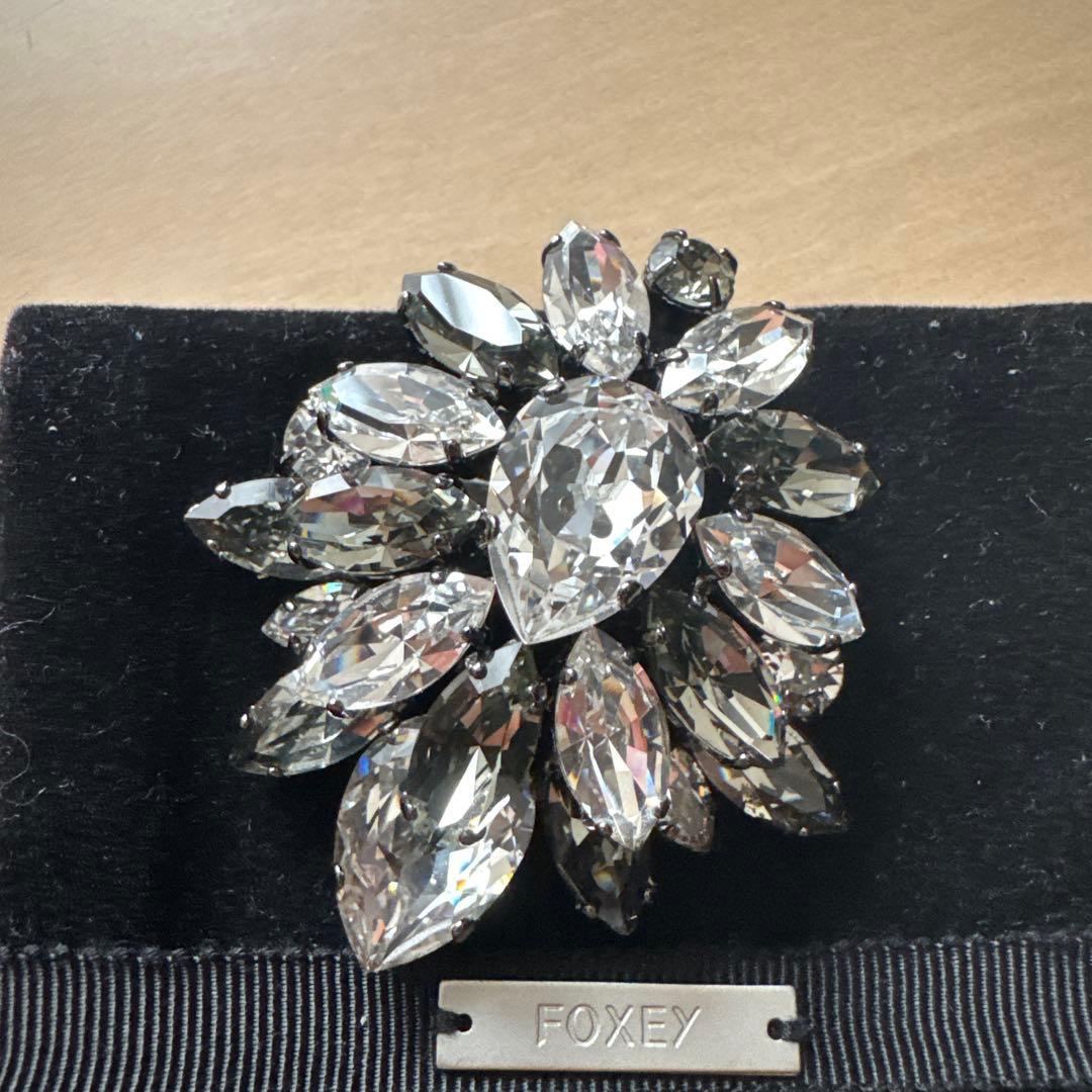 FOXEY フラワー・リーフモチーフ ブローチ