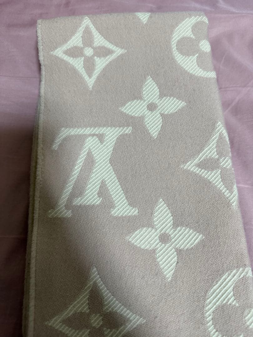 Louis Vuitton ピンク マフラー ロゴ入り