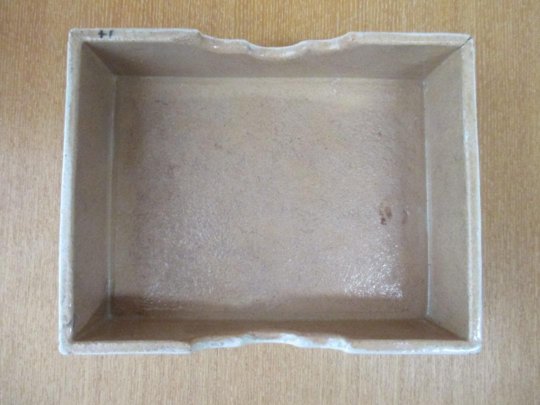 陶器製箱　菊の御紋　印銘あり　102