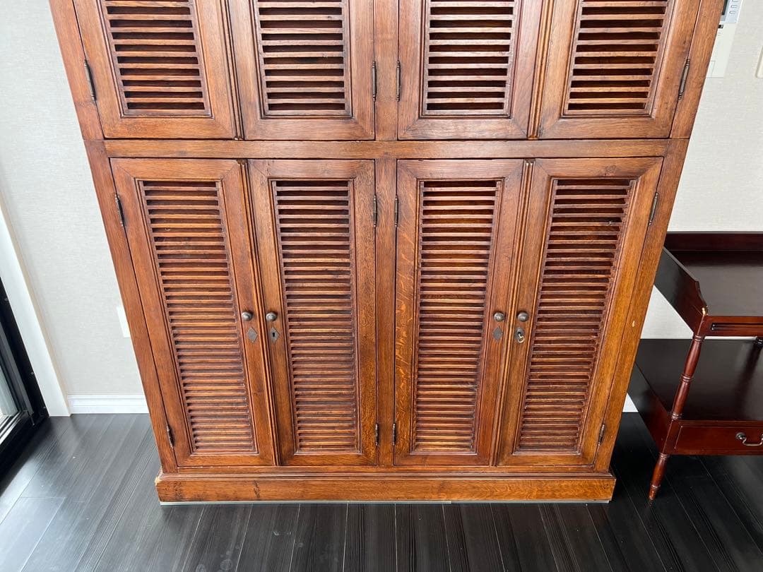 送料込　フラマン (FLAMANT)のキャビネット　上下分解可能