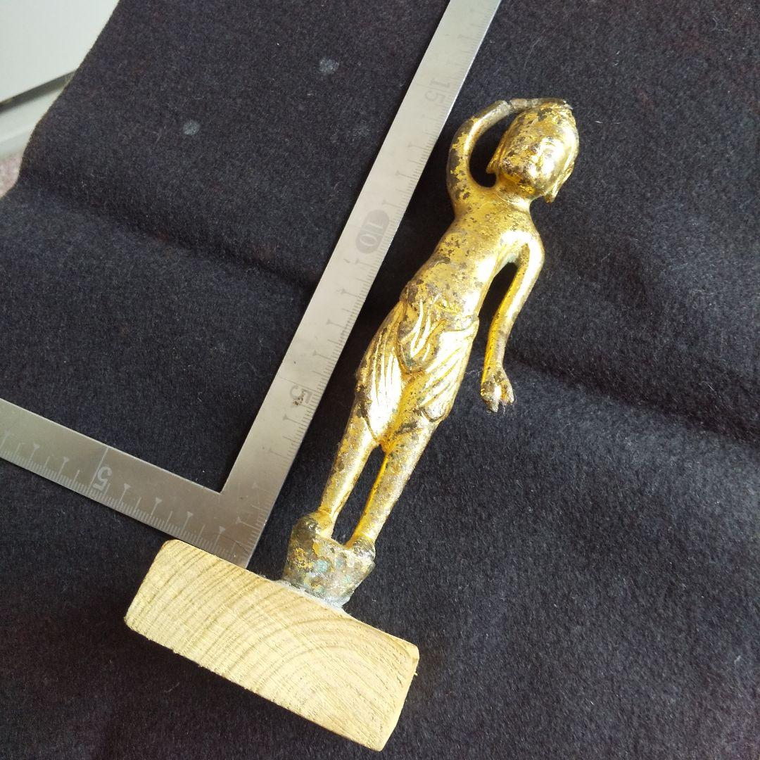 古代の金色の仏像