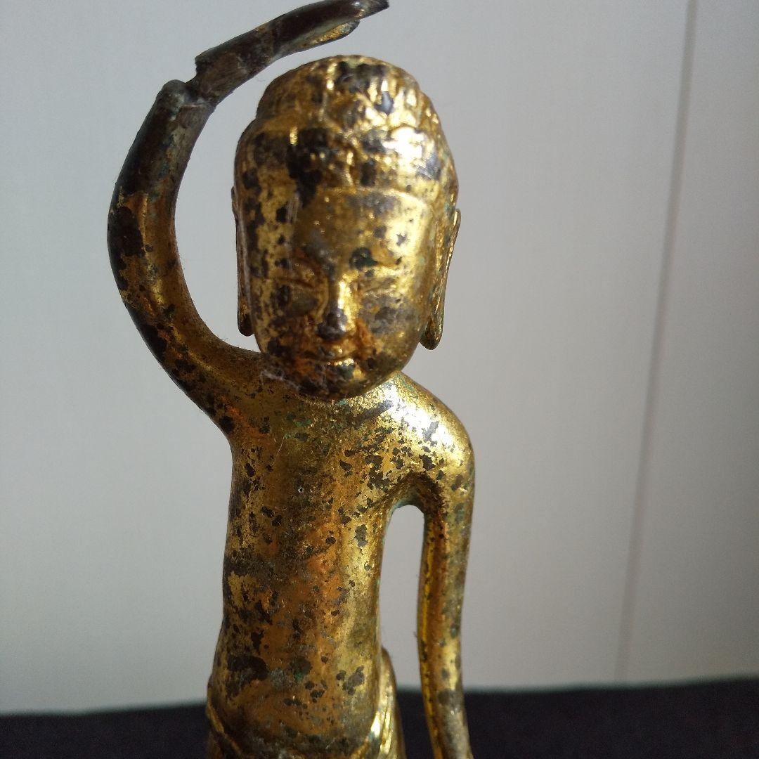古代の金色の仏像