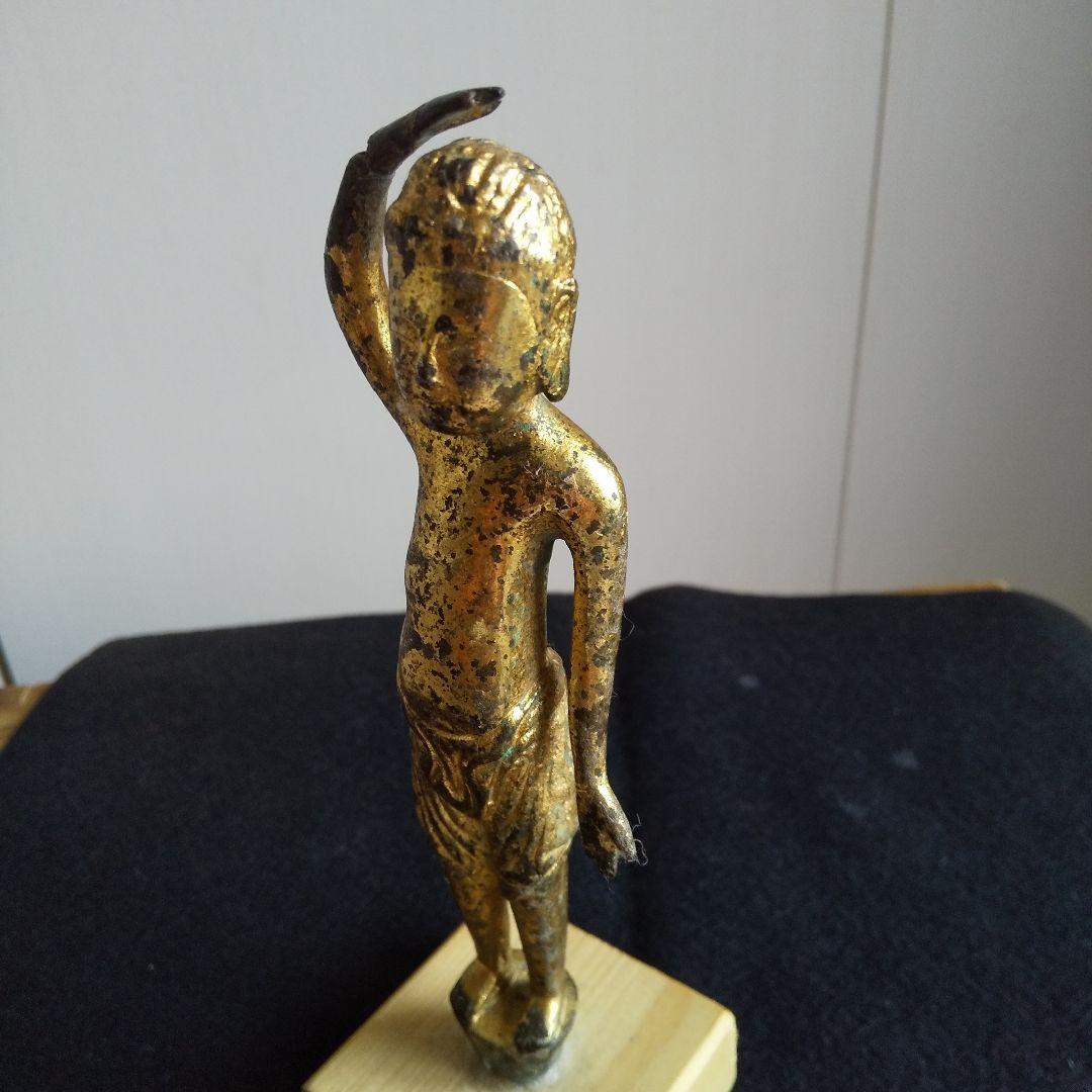 古代の金色の仏像