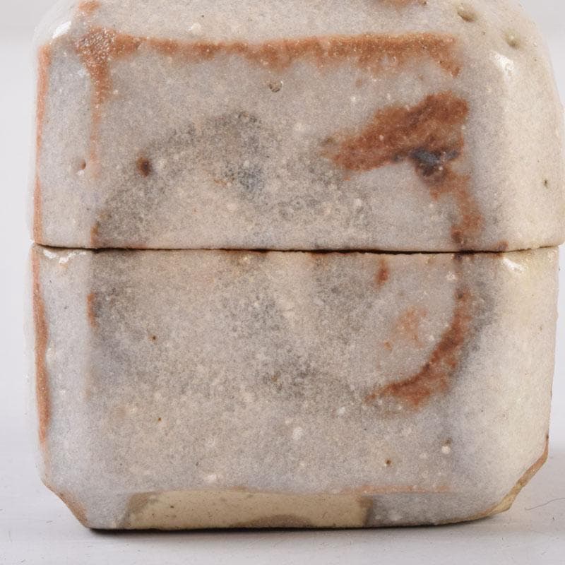 茶道具　志野焼　春恭作　花文　香合　共箱　C　8471