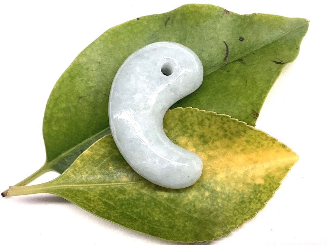 本物の氷*アイスジェード 糸魚川翡翠勾玉　人気の平家古墳型 鑑定ソーティング付