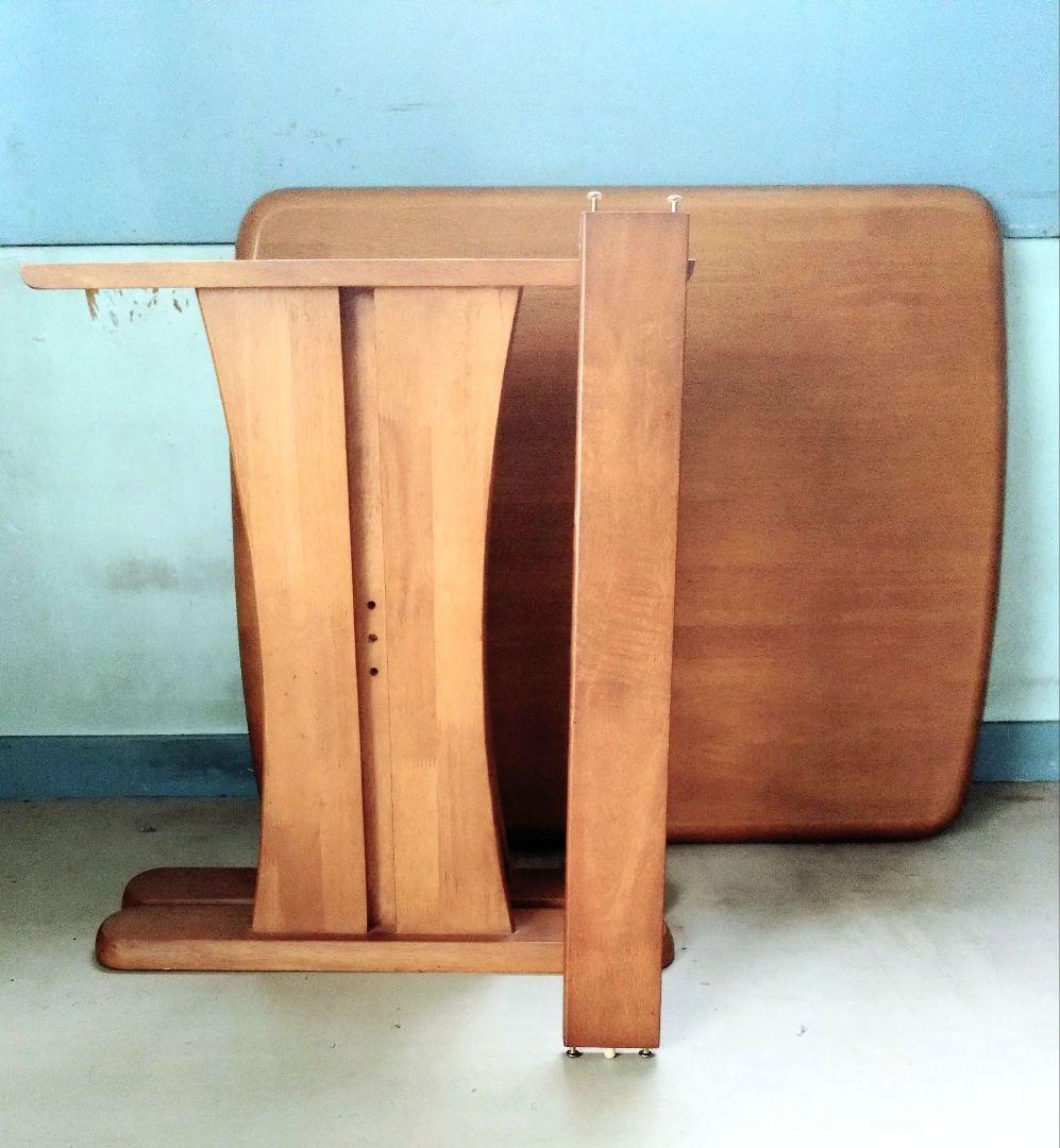 木製　二人用ダイニングテーブル　角が面取りされています　艶有り　引き取り可