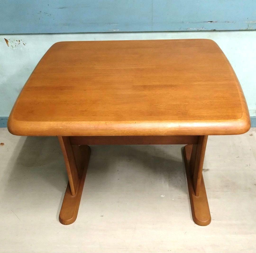 木製　二人用ダイニングテーブル　角が面取りされています　艶有り　引き取り可