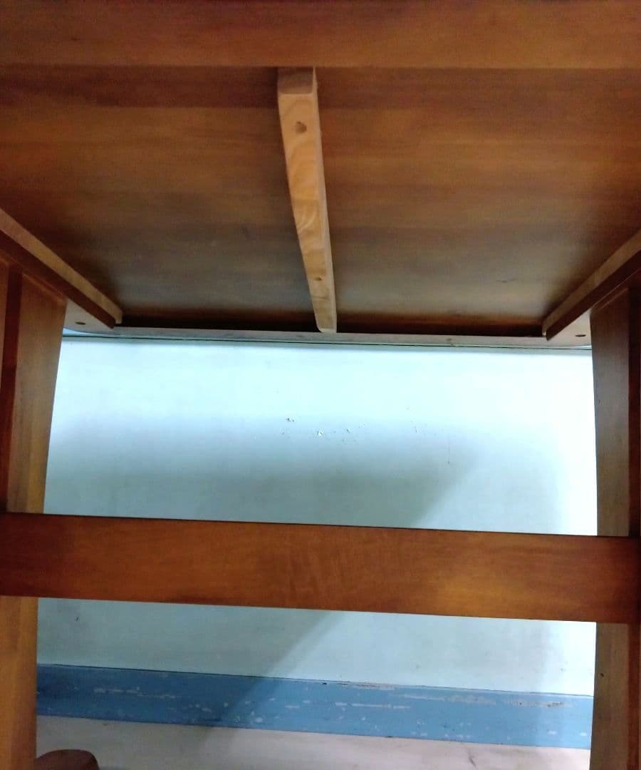 木製　二人用ダイニングテーブル　角が面取りされています　艶有り　引き取り可