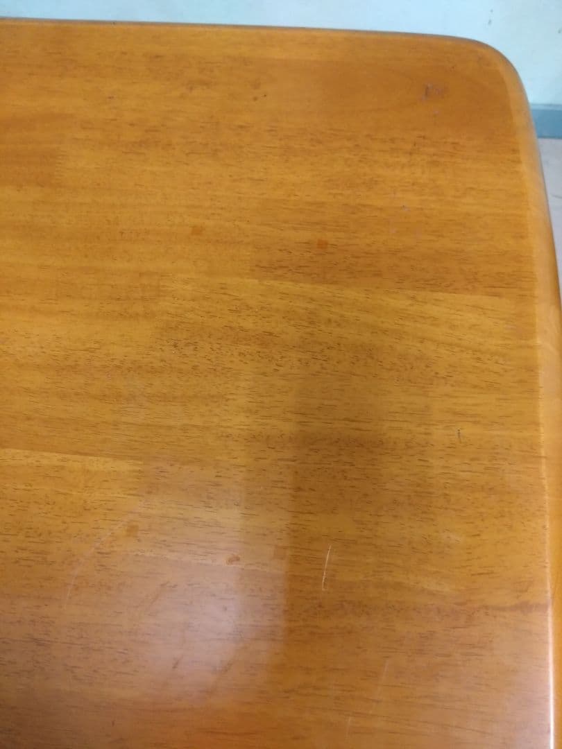 木製　二人用ダイニングテーブル　角が面取りされています　艶有り　引き取り可