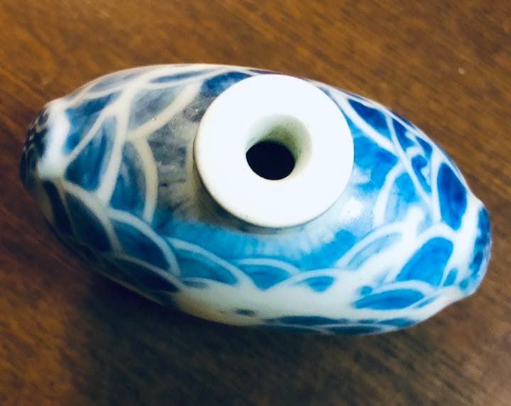 中国骨董　成化年製　染付白抜龍紋　鼻煙壺　康熙時期