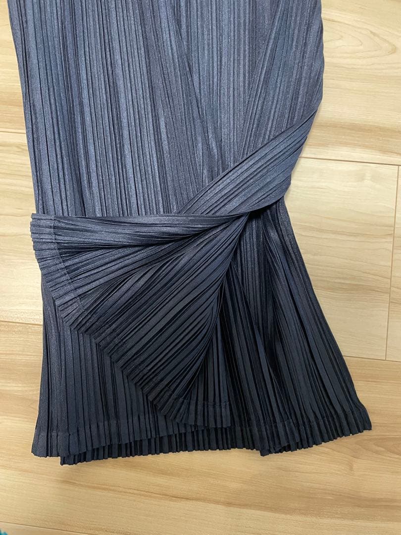 10/7まで値下げ中　MELLOW PLEATS パンツ　定価59,400円