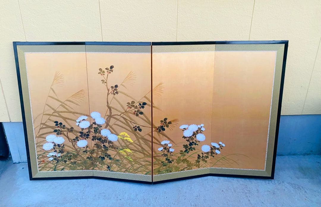 日本画 屏風 金色の背景 花